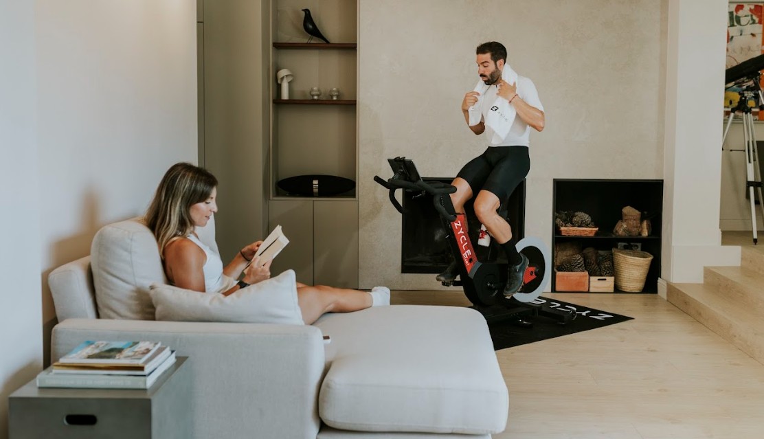 Ideas para integrar una bicicleta estática en la decoración del salón