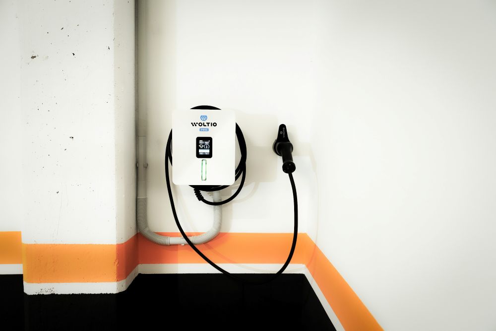 Hábitos y accesorios para mantener ordenado el punto de carga del coche eléctrico